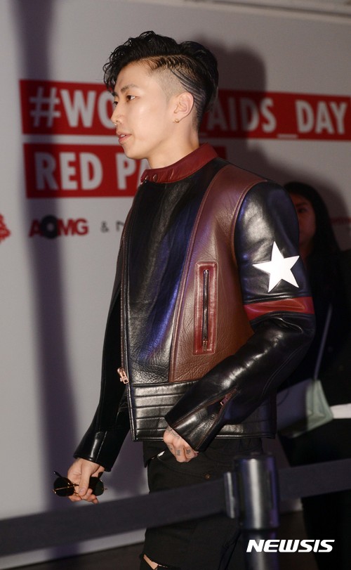 【서울=뉴시스】신태현 기자 = 가수 박재범이 1일 오후 서울 강남구 SJ쿤스트할레에서 열린 ‘레드 파티’ 콘서트에 참석하고 있다. AOMG소속 뮤지션이 참여한 이번 콘서트는 코스메틱 브랜드 맥(MAC)이 세계 에이즈의 날을 맞아 에이즈에 대한 인식 향상을 위해 기획했다. 2016.12.1. holjjak@newsis.com