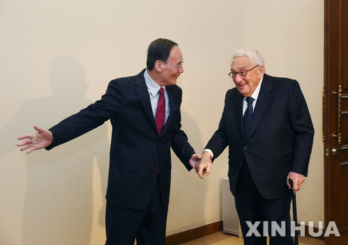 【베이징=신화/뉴시스】미국 외교계의 거물인 헨리 키신저(93) 전 국무장관이 중국을 방문해 중국 시진핑 국가주석의 최측근으로 알려진 왕치산(王岐山) 중국 공산당 중앙기율검사위원회 서기와 면담을 가졌다. 면담에 앞서 왕 서기가 키신저를 다정하게 안내하고 있다. 2016.12.02 