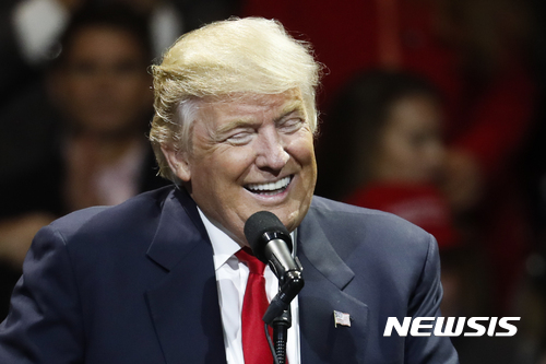 【신시내티=AP/뉴시스】도널드 트럼프 미국 대통령 당선인이 1일(현지시간) 오하이오주 신시내티에서 연설 중 웃고 있다. 트럼프의 대중연설은 지난 11월 8일 대선 승리 연설이후 이번이 처음이다. 2016.12.02&nbsp;&nbsp; 