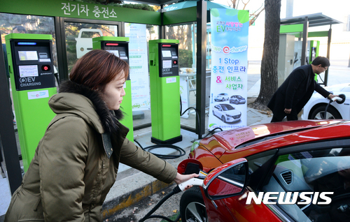 【서울=뉴시스】이종철 기자 = 한국전기차충전서비스 관계자들이 2일 서울 광화문 시민열린마당에 설치된 친환경 전기차 충전시설에서 전기차 충전을 시연하고 있다.&nbsp; 종로구는 서울 자치구 중 최초로 민관 협력으로 이날부터 전기차 충전소를 운영한다. 2016.12.02.&nbsp; jc4321@newsis.com 