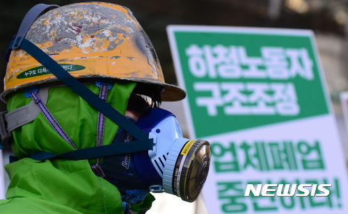 【서울=뉴시스】김선웅 기자 = 2일 오후 서울 여의도 전국경제인연합회 앞에서 조선하청노동자 대량해고저지 시민사회대책위원회, 조선하청3지회 소속 노동자들이 조선소 대량해고 중단과 박근혜 정권 퇴진을 촉구하는 기자회견을 하고 있다. 2016.12.02.   mangusta@newsis.com