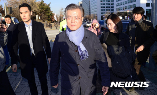 【서울=뉴시스】홍효식 기자 = 더불어민주당 문재인 전 대표가 2일 오후 서울 여의도 국회 앞에서 '국민이 이깁니다'는 현장 연설을 하기 위해 이동하고 있다.&nbsp; photo@newsis.com