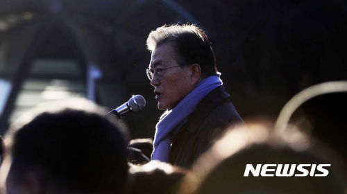 【서울=뉴시스】홍효식 기자 = 더불어민주당 문재인 전 대표가 2일 오후 서울 여의도 국회 앞에서 '국민이 이깁니다'는 현장 연설을 하고 있다.&nbsp; photo@newsis.com