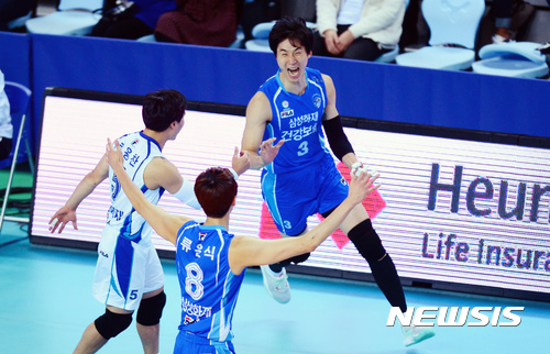 【인천=뉴시스】임태훈 기자 = 2일 오후 인천 계양체육관에서 열린 2016-2017 V-리그 남자부 경기 대한항공과 삼성화재의 경기에서 득점에 성공한 삼성화재 박철우와 선수들이 기뻐하고 있다. 2016.12.02.&nbsp; taehoonlim@newsis.com