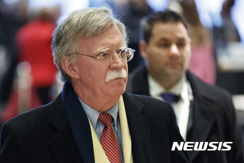 【뉴욕=AP/뉴시스】차기 정부 초대 국무장관으로 거론된 존 볼튼 전 유엔주재 미국 대사는 11일(현지시간) 폭스뉴스와의 인터뷰에서 러시아의 미국 대선 개입설은 버락 오바마 행정부에 의해 조작됐을 가능성이 있다고 말했다. 사진은 볼튼 전 대사가 도널드 트럼프 당선인을 면담하기 위해 지난 2일 트럼프타워에 들어가는 모습. 2016.12.12 