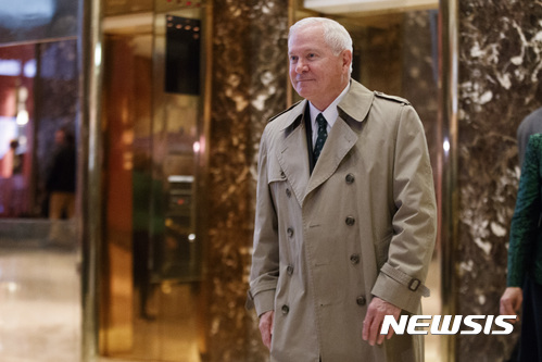 [뉴욕=AP/뉴시스]로버트 게이츠 전 미국 국방장관이 지난 2017년 12월2일(현지시간) 뉴욕 트럼프타워에서 도널드 트럼프 당시 공화당 대선후보와 만난 뒤 걸어나오고 있다. 2020.6.15.