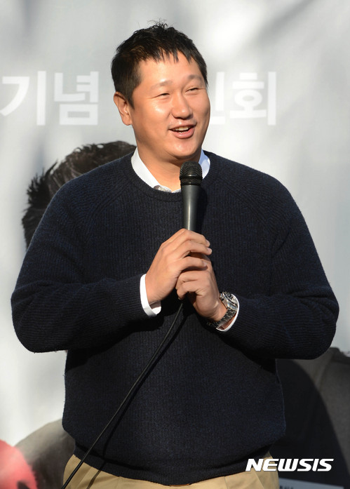 【서울=뉴시스】홍효식 기자 = 3일 오전 서울 종로구 광화문 교보문고에서 열린 동갑내기 세 친구가 말하는 메이저리그와 야구인생 '야구야 고맙다' 출간 기념 사인회에서 이대호 선수가 인사말을 하고 있다. 2016.12.03. yesphoto@newsis.com