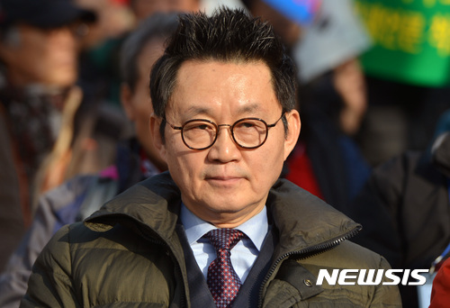 【서울=뉴시스】김선웅 기자 = 3일 오후 서울 중구 동대문디자인플라자(DDP) 앞에서 박사모 등 보수시민단체가 주최한 박근혜 대통령 퇴진 반대 집회에서 윤창중 전 청와대 대변인이 참석해 자리하고 있다. 2016.12.03.&nbsp; mangusta@newsis.com