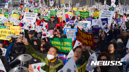 【서울=뉴시스】김선웅 기자 =제6차 촛불집회를 앞두고 있는 3일 오후 서울 중구 동대문디자인플라자(DDP) 앞에서 박사모 등 보수시민단체 회원들이 박근혜 대통령 퇴진 반대 집회를 하고 있다. 2016.12.03.&nbsp; mangusta@newsis.com