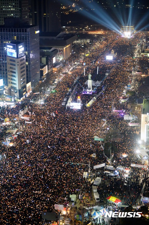 【서울=뉴시스】사진공동취재단 = 3일 오후 서울 종로구 광화문광장 일대에서 열린 제6차 민중총궐기에 참가한 시민들이 촛불을 들고 박근혜 대통령의 퇴진을 요구하고 있다. 2016.12.03. photo@newsis.com