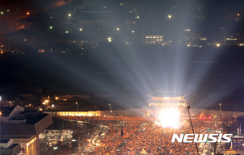 【서울=뉴시스】사진공동취재단 = 3일 오후 서울 종로구 광화문광장 일대에서 열린 제6차 민중총궐기 촛불을 들고 박근혜 대통령의 퇴진을 요구하는 시민들 너머로 불 꺼진 청와대의 모습이 보이고 있다. 2016.12.03. photo@newsis.com