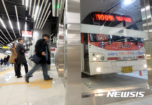 【서울=뉴시스】최동준 기자 = 4일 개통한 서울 잠실광역복합환승센터에서 시민들이 버스를 이용하고 있다. 잠실광역환승센터는 지하에서 이용객들이 버스와 지하철을 환승할 수 있고 버스 회차도 가능하다. 2016.12.04. photocdj@newsis.com