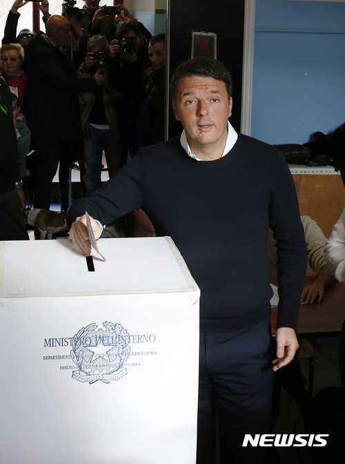 【폰타시에비=AP/뉴시스】마테오 렌치 이탈리아 총리가 4일(현지시간) 폰타시에베 투표소에서 투표함에 표를 넣고 있다. 2016.12.05&nbsp; 