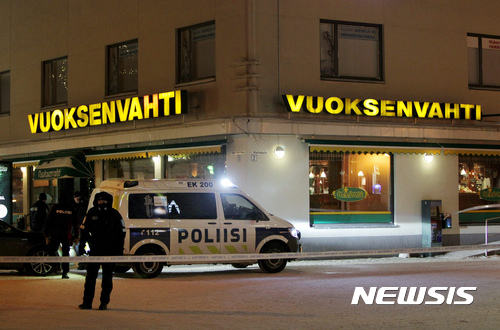 【워싱턴=AP/뉴시스】핀란드 남동부의 작은 마을 이마트라에서 3일(현지시간) 총기 난사 사건이 발생해 여성 3명이 숨졌다. 4일 경찰 당국은 이번 사건으로 지역의회 의원 1명과 기자 2명이 목숨을 잃었고 23살의 남성 용의자가 살인혐의로 체포됐다고 밝혔다. 사건이후 경찰이 사건 현장에서 경계를 강화하고 있다. 2016.12.05.