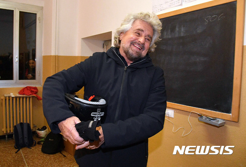 【제노아=AP/뉴시스】이탈리아 야당 오성운동당의 지도자 베페 그릴로가 4일(현지시간) 제노아에서 개헌안 국민투표를 한 후 취재진을 향해 웃고 있다. 2016.12.05 