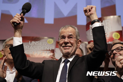 【빈=AP/뉴시스】4일(현지시간) 오스트리아 대선에서 승리한 무소속 알렉산더 판 데어 벨렌 후보가 빈에서 지지자들과 만나 당선을 축하하고 있다. 2016.12.5. 