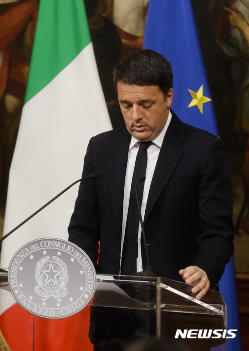 【로마=AP/뉴시스】마테오 렌치 이탈리아 총리가 5일(현지시간) 로마에서 개헌안의 국민투표 부결 책임을 지고 사퇴하겠다는 의사를 발표하고 있다. 2016.12.05 