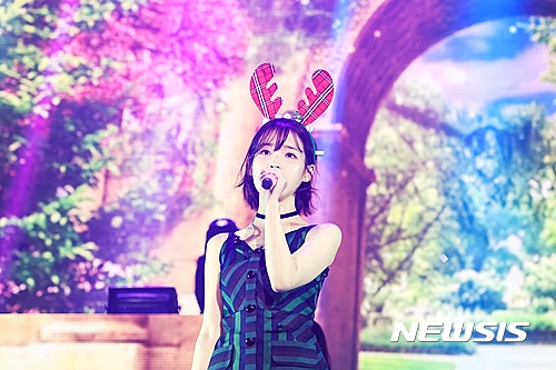 【서울=뉴시스】어느덧 숙녀로 성장한 아이유가 4일 오후 올림픽공원 SK올림픽핸드볼경기장에서 열린 단독 콘서트 '스물네 걸음 : 하나 둘 셋 넷'에서 청춘의 열병을 치유했다. 2016. 12.04(사진=페이브엔터테인먼트)