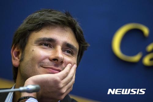 【로마=AP/뉴시스】이탈리아 대중영합주의 야당 오성운동의 하원의원 알레산드로 디 바티스타가 5일(현지시간) 로마에서 열린 기자회견에 참석하고 있다. 전날 치러진 개헌안 국민투표에서 반대가 우세해지자 마테오 렌치 총리는 대국민 담화에서 책임지고 물러나겠다고 밝혔다. 이에 오성운동은 이날 성명에서 집권할 태세를 갖추고 있다고 밝혔다. 2016.12..05. 