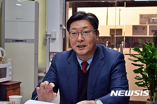 【익산=뉴시스】강명수 기자 = 더불어민주당 이춘석(익산갑) 의원이 5일 전북 익산시청 기자실에서 가진 간담회에서 전북과 익산을 위한 예산 확보 성과를 설명하는 한편 탁핵 정국에 대한 자신의 입장을 피력하고 있다. 2016.12.05.&nbsp; smister@newsis.com