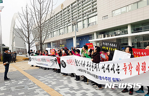 【광주=뉴시스】송창헌 기자 = 광주 어등산관광단지 피해대책위원회가 5일 오후 광주시청 행정동 앞에서 기자회견을 열고 조속한 개발을 촉구하고 있다. 2016.12.05&nbsp;&nbsp; goodchang@newsis.com