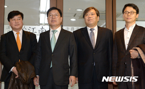 【서울=뉴시스】권현구 기자 = 박영수 특별검사와 함께 최순실 게이트를 수사할 특검보 4명이 2016년 12월5일 오후 서울 서초구 반포동 법무법인 강남 사무실을 나서고 있다. 왼쪽부터 이용복, 박충근, 양재식, 이규철 특검보. 2016.12.05. stoweon@newsis.com