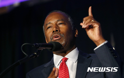 【AP/뉴시스】도널드 트럼프 미 대통령 당선인은 5일 흑인 신경외과의 출신으로 경선 경쟁자였던 벤 카슨을 주택 및 도시개발부 장관으로 지명했다. 사진은 경선을 사퇴하고 트럼프 지지를 선언했던 카슨이 전당대회 후인 8월 말 트럼프 유세장에서 지원 연설을 하고 있는 모습이다. 2016. 12. 5.