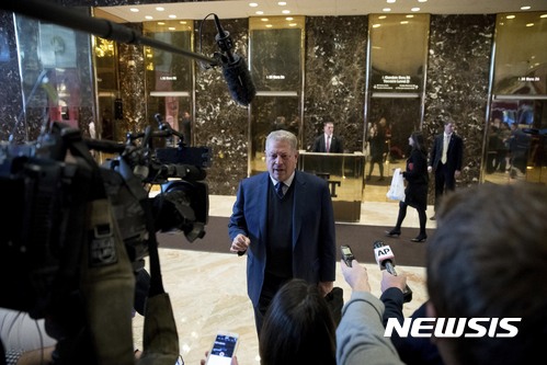 【뉴욕=AP/뉴시스】앨 고어 전 미국 부통령이 5일(현지시간) 뉴욕 트럼프타워에서 도널드 트럼프 대통령 당선인과 만나고 난 후 기자들의 질문에 답하고 있다. 2016.12.06