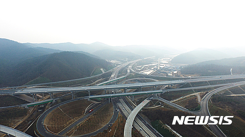 오는 23일 개통을 앞둔 당진∼상주∼안동∼영덕 고속도로와 중앙고속도가 만나는 안동시 일직면 분기점(JC) 모습