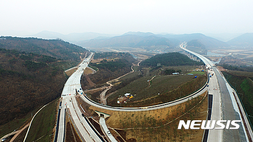 오는 23일 개통을 앞둔 당진∼상주∼안동∼영덕 고속도로 동안동 나들목(안동시 길안면)에서 마무리 공사가 한창이다.