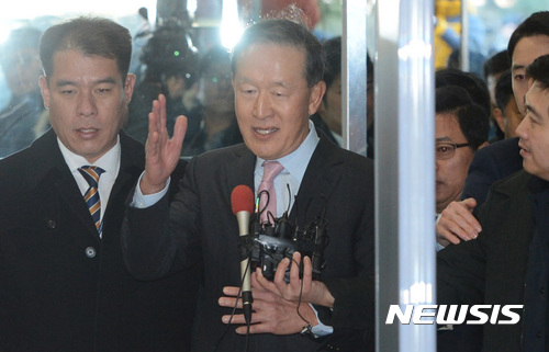 【서울=뉴시스】홍효식 기자 = 허창수 전국경제인연합회 회장이 6일 오전 서울 여의도 국회에서 열린 '박근혜 정부의 최순실 등 민간인에 의한 국정농단 의혹 사건 진상규명을 위한 국정조사특별위원회' 국정조사 1차 청문회에 출석하기 위해 본청 민원실로 들어서며 기자들의 질문에 답하고 있다. 2016.12.06.&nbsp; yesphoto@newsis.com