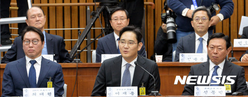 【서울=뉴시스】박진희 기자 = 이재용 삼성전자 부회장은 6일 오전 서울 여의도 국회에서 열린 '박근혜 정부의 최순실 등 민간인에 의한 국정농단 의혹 사건 진상규명을 위한 국정조사특별위원회' 1차 청문회에 출석하여 질의에 답변을 하고 있다. 2016.12.06.&nbsp; pak7130@newsis.com