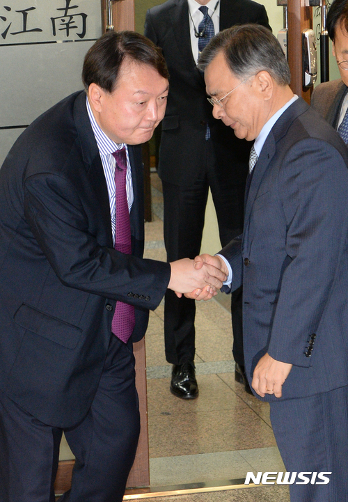 【서울=뉴시스】권현구 기자 = '최순실 국정농단 사건'을 수사할 박영수 특별검사와 윤석열 수사팀장이 2016년 12월6일 오전 서울 서초구 반포동 법무법인 강남에서 악수를 하고 있다. 2016.12.06. stoweon@newsis.com