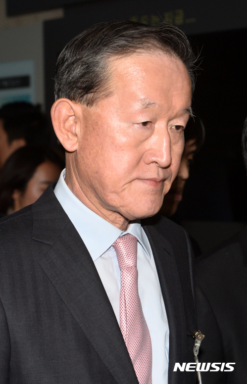 【서울=뉴시스】배훈식 기자 = 허창수 전국경제인연합회 회장이 6일 오후 서울 여의도 국회에서 열린 '박근혜 정부의 최순실 등 민간인에 의한 국정농단 의혹 사건 진상규명을 위한 국정조사특별위원회' 국정조사 1차 청문회 오전 질의를 마치고 국회를 나서고 있다. 2016.12.06.&nbsp; dahora83@newsis.com