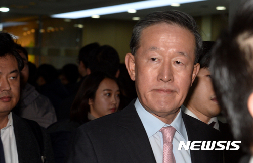 【서울=뉴시스】배훈식 기자 = 허창수 전국경제인연합회 회장이 6일 오후 서울 여의도 국회에서 열린 '박근혜 정부의 최순실 등 민간인에 의한 국정농단 의혹 사건 진상규명을 위한 국정조사특별위원회' 국정조사 1차 청문회 오전 질의를 마치고 국회를 나서고 있다. 2016.12.06.&nbsp; dahora83@newsis.com