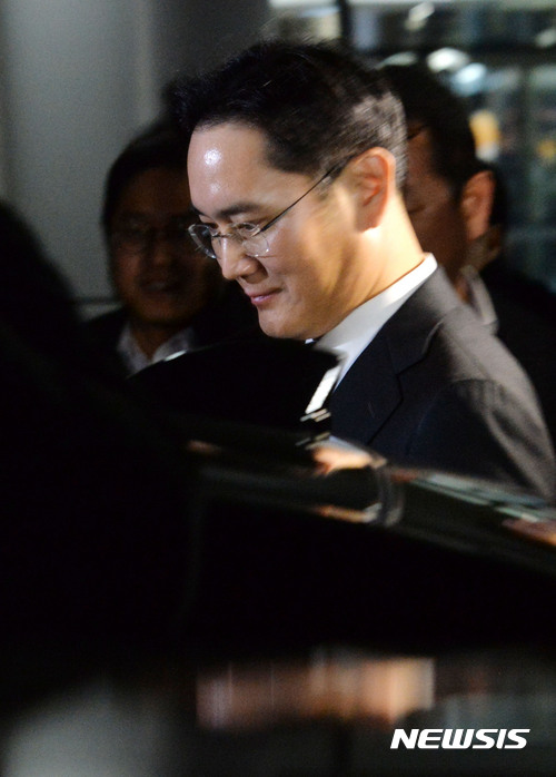 【서울=뉴시스】박진희 기자 = 이재용 삼성전자 부회장이 6일 오후 서울 여의도 국회에서 열린 박근혜 정부의 최순실 등 민간인에 의한 국정농단 의혹 사건 진상 규명을 위한 국정조사 1차 청문회를 마치고 귀가하고 있다. 2016.12.06 pak7130@newsis.com