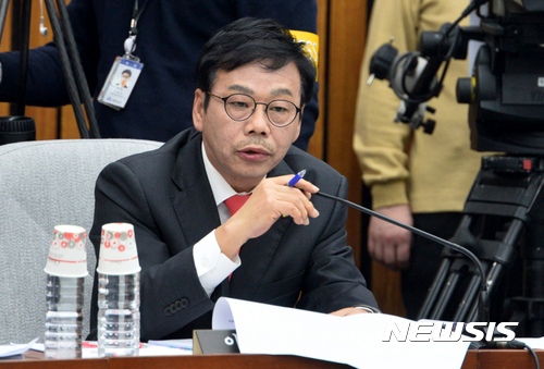 【서울=뉴시스】배훈식 기자 = 새누리당 이완영 의원이 7일 오전 서울 여의도 국회에서 열린 '박근혜 정부의 최순실 등 민간인에 의한 국정농단 의혹 사건 진상규명을 위한 국정조사특별위원회' 국정조사 2차 청문회에 증인으로 출석해 질의하고 있다. 2016.12.07. dahora83@newsis.com