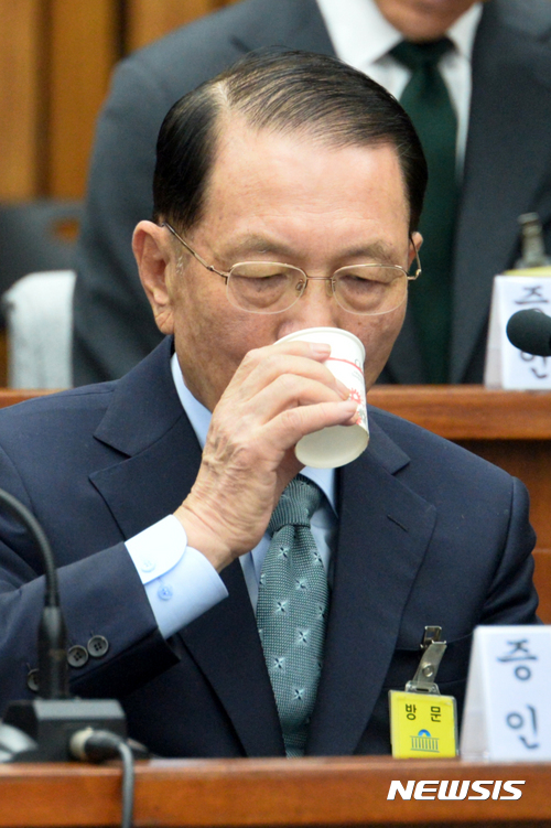 【서울=뉴시스】배훈식 기자 = 김기춘 전 청와대 대통령 비서실장이 7일 오전 서울 여의도 국회에서 열린 '박근혜 정부의 최순실 등 민간인에 의한 국정농단 의혹 사건 진상규명을 위한 국정조사특별위원회' 국정조사 2차 청문회에 증인으로 출석해 물을 마시고 있다. 2016.12.07.&nbsp; dahora83@newsis.com