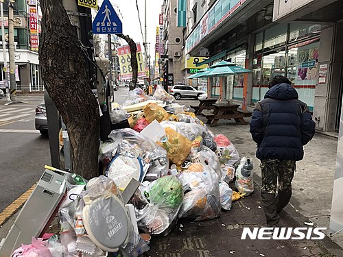 【오산=뉴시스】정재석 기자 = 경기 오산시 신궐동 먹자골목을 비롯한 원룸촌 일대가 생활쓰레기로 몸살을 앓고 있다. 시는 지난 10월24일 이후 종량제봉투 사용을 하지 않는 생활쓰레기와 전쟁을 벌이고 있지만, 주민들은 피해를 호소하고 있다.2016.12.07. fugoo@newsis.com