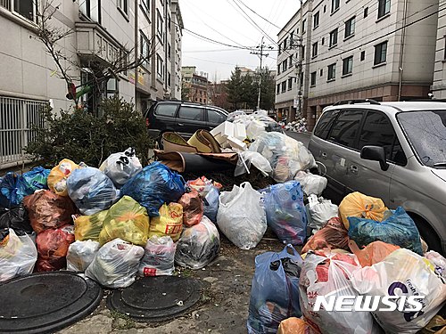 【오산=뉴시스】정재석 기자 = 경기 오산시 신궐동 먹자골목을 비롯한 원룸촌 일대가 생활쓰레기로 몸살을 앓고 있다. 시는 지난 10월24일 이후 종량제봉투 사용을 하지 않는 생활쓰레기와 전쟁을 벌이고 있지만, 주민들은 피해를 호소하고 있다.2016.12.07. fugoo@newsis.com