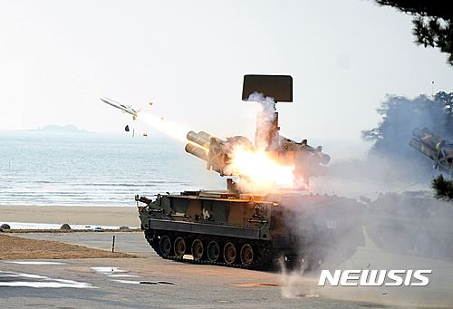 【서울=뉴시스】육군은 7일 충남 대천 사격장에서 중·저고도 단거리 대공유도 무기 '천마'의 실사격을 실시했다고 밝혔다. 사진은 천마 유도탄이 화염을 내뿜으며 표적을 향해 날아가는 모습. 2016.12.07. (사진=육군 제공)&nbsp; photo@newsis.com