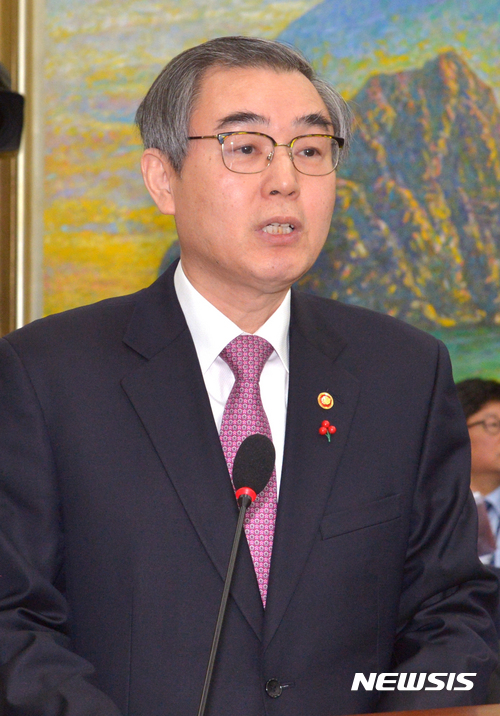 【서울=뉴시스】배훈식 기자 = 정재찬 공정거래위원장이 8일 오전 서울 여의도 국회에서 열린 정무위원회 전체회의에 참석해 독점규제 및 공정거래에 관한 법률 일부개정법률안 제안설명을 하고 있다. 2016.12.08. dahora83@newsis.com