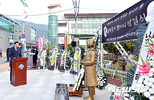 【남해=뉴시스】차용현 기자 = 8일 오전 경남 남해군 남해읍 소재 숙이공원에서 거행된 위안부 피해자 박숙이 할머니의 영결식에 참석한 박영일 남해군수가 추도사를 하고 있다. 2016.12.08. con@newsis.com