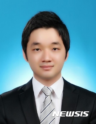 【포항=뉴시스】강진구 기자 = 경북 포항의 한동대학교(총장 장순흥)는 기계제어공학부 학부생이 국제적으로 저명한 원자력 분야 SCI 저널에 2편의 논문을 게재했다고 8일 밝혔다.기계제어공학부 이권영 교수의 지도로 김완수(29·2016년8월 졸업) 학생은 ‘연구용 원자로의 배관파단사고 시 냉각수 유출차단’에 대한 연구를 진행해 관련 논문을 SCI 저널에 게재했다.2016.12.08.(사진=한동대학교 제공) photo@newsis.com