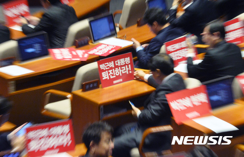 【서울=뉴시스】배훈식 기자 = 더불어민주당 의원들이 8일 오후 서울 여의도 국회에서 열린 본회의에 참석해 박근혜 대통령의 퇴진을 촉구하는 피켓을 자리에 놓아두고 있다.&nbsp; 이날 본회의에는 박근혜 대통령 탄핵소추안 발의 의사보고가 진행됐다. 2016.12.08.&nbsp; dahora83@newsis.com