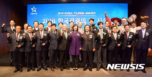 【서울=뉴시스】 장세영 기자 = 문체부 조윤선 장관이 8일 오후 서울 신라호텔에서 문체부 주최, 한국관광공사 주관한 '2016 한국관광의 별 시상식'에 참석해 수상자들과 기념촬영을 하고 있다. 올해 6회째인 ‘한국관광의 별’은 문화체육관광부가 한국관광 발전에 이바지한 관광자원과 지방자치단체, 개인 등을 발굴하고, 지역관광에 대한 국민의 관심을 높이려는 취지로 마련한 것이다. 2016.12.08. photothink@newsis.com