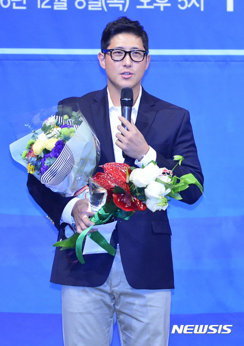 【서울=뉴시스】최동준 기자 = 8일 서울 강남구 임피리얼 팰리스호텔에서 열린 '2016 프로야구 스포츠서울 올해의 상' 시상식에서 올해의 매직글러브상을 수상한 롯데 황재균이 소감을 말하고 있다. 2016.12.08.&nbsp; photocdj@newsis.com
