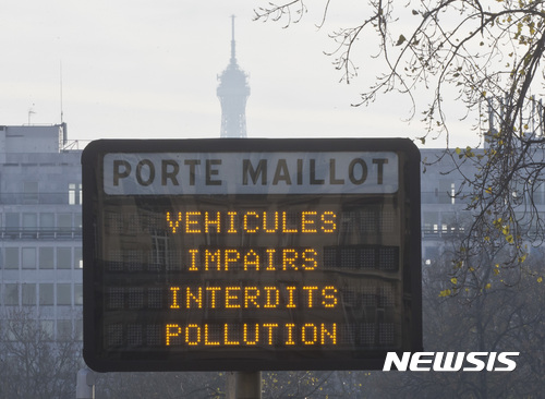【파리=AP/뉴시스】프랑스 파리 시가 대기오염 악화로 골머리를 앓고 있는 가운데 8일(현지시간) 메이요 궁 인근 전광판에 "홀수 자동차 운행 금지 공해"란 메시지가 떠있다. 파리시는 이날 3일 연속 차량운행 홀짝제와 공공교통시설 이용 무료제를 실시했다. 2016.12.09