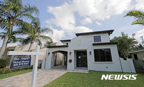 【코럴 게이블스(미 플로리다주)=AP/뉴시스】 미국에서 모기지 금리가 인상됨에 따라 주택 판매가 줄어들고 있는 가운데 주택업자들이 판매 촉진을 위한 갖가지 인센티브를 제공하고 있어 눈길을 끌고 있다. 2018.11.20 