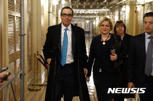 【워싱턴=AP/뉴시스】스티브 므누신 차기 미국 재무장관 내정자가 8일(현지시간) 오린 해치 상원 금융위원회 위원장을 만나기 위해 워싱턴 국회의사당을 방문하고 있다. 2016.12.09 